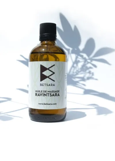 Huile de massage au ravintsara BETSARA 100 ml, ombre de feuillage sur fond blanc