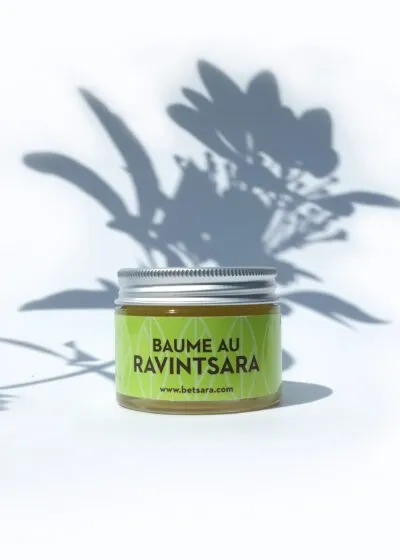 Pot de baume au ravintsara BETSARA 30 ml, ombre de feuillage sur fond blanc