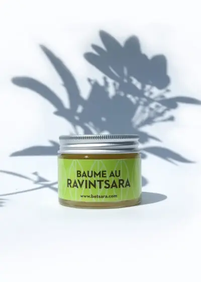 Pot de baume au ravintsara BETSARA 30 ml, ombre de feuillage sur fond blanc