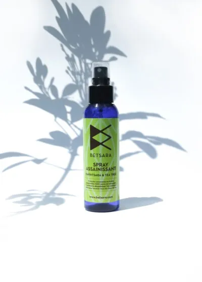 Spray assainissant au ravintsara BETSARA 100 ml, flacon bleu sur fond blanc