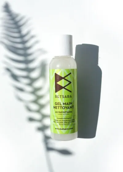Gel nettoyant mains au ravintsara BETSARA 100 ml, ombre de fougère sur fond blanc