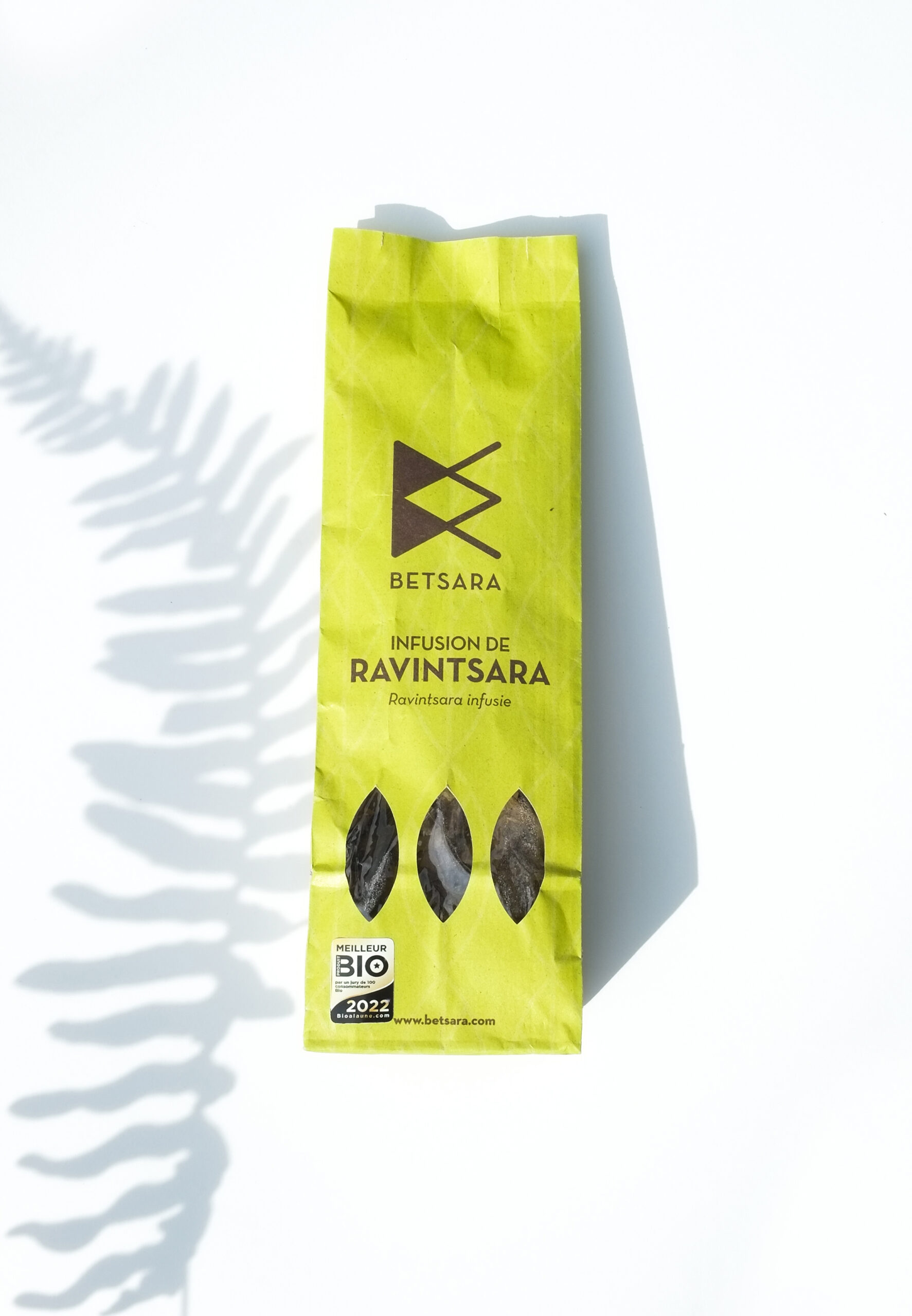 Sachet de feuilles de ravintsara bio BETSARA 50 g, ombre de fougère sur fond blanc