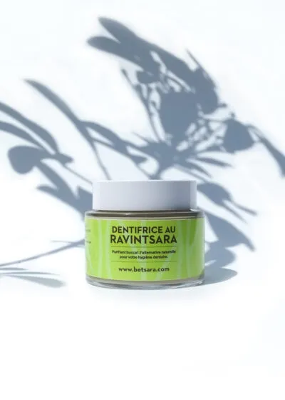 Dentifrice au ravintsara BETSARA 75 g, pot sur fond blanc avec ombre de feuillage