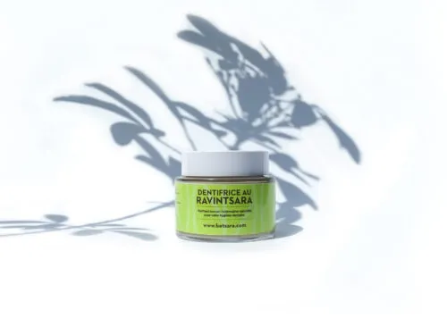 Dentifrice au ravintsara BETSARA 75 g, pot sur fond blanc avec ombre de feuillage