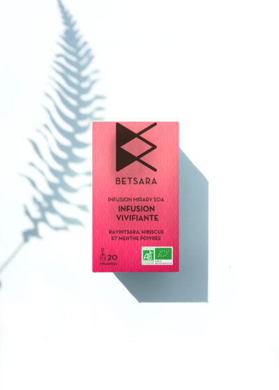 Boîte d'infusion Vivifiante BETSARA, ravintsara hibiscus menthe poivrée, 20 infusettes, avec ombre de fougère