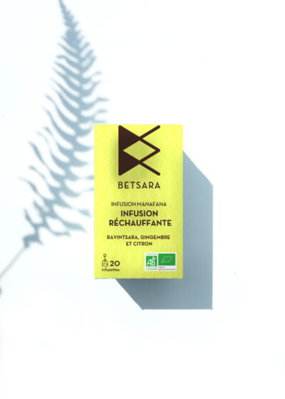 Boîte d'infusion Réchauffante BETSARA, ravintsara gingembre citron, 20 infusettes, avec ombre de fougère